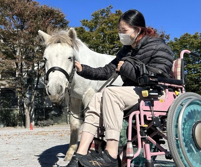 モンゴルでの乗馬に挑戦する根本由香里さん