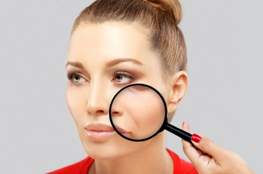 「ほうれい線ができやすい人の特徴！目立たなくする3つの対策法」ミス・パリのBeauty Picksにて美容に関する記事を公開