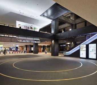駅の広場空間と商業施設ジョイナステラス二俣川