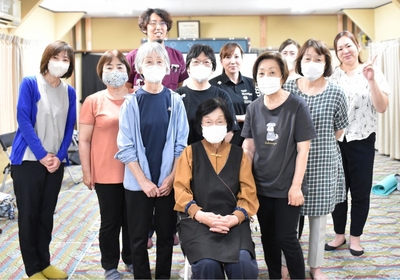地域のコミュニティに集まった参加者と医療スタッフ。健康について気軽に話し合える場づくりを目指している。