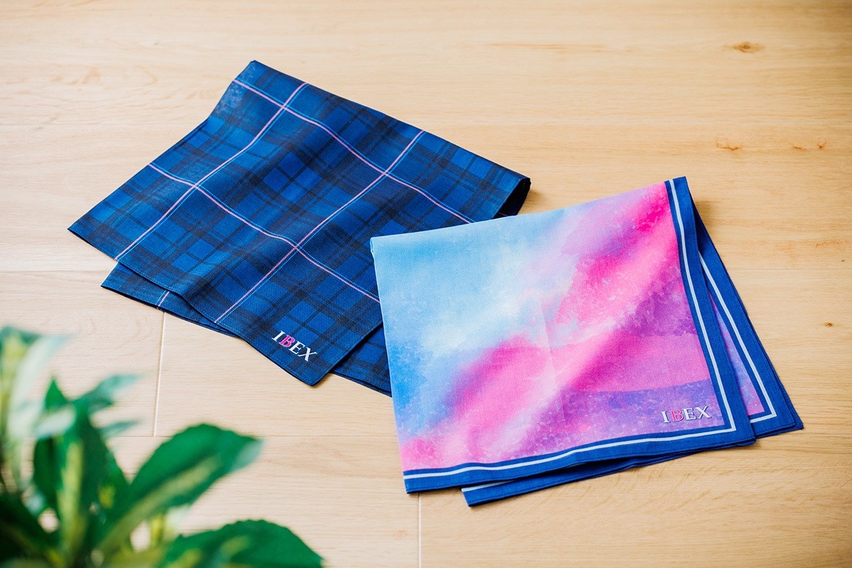 左:IBEXタータンチェック柄、右:スカーフ柄