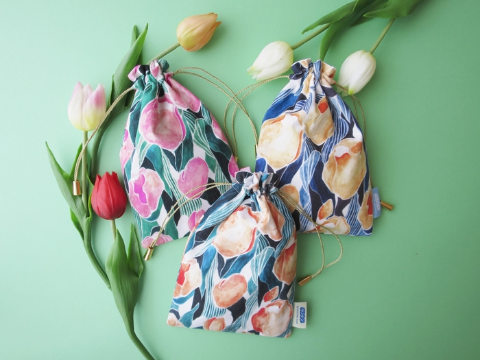 中澤楓のECサイトで販売しているチューリップ柄のポーチ