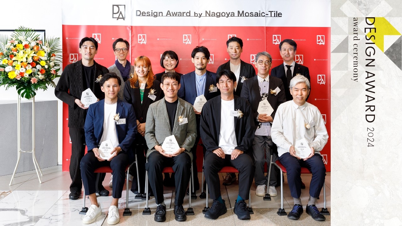 昨年10月、名古屋モザイク工業東京ショールームにて開催された表彰式の様子。作品に採用されたタイルを会場内に展示し、受賞作品に関する多くのエピソードが披露されました。