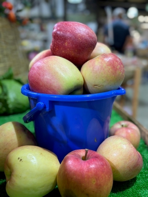 バケツに積み放題・りんご
