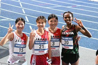 左から橋本選手、前田彩花選手（関西大）、細見選手、サラ・ワンジル選手（大東文化大）