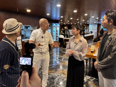 学校内を案内する藤岡代表（左から2番目)