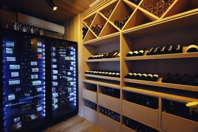 ▲世界各地の様々なワインを常時保管
