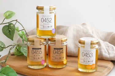 フローラルな香りが魅力の菩提樹蜂蜜が、生蜂蜜（ローハニー）でついに登場！ 北海道の花々から届いた“新蜜”4種類新発売