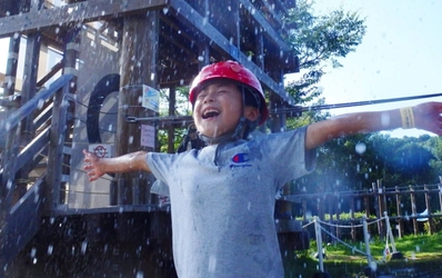 飛び交う水をかわしながら、アスレチックを制覇しろ！ ニジゲンノモリ「クレヨンしんちゃんアドベンチャーパーク」夏のウォーターイベント 『ポイを守りきれ！～ウォーターガン防衛モード～』