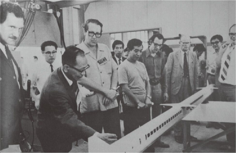 名城大学に超音速滑走体の模型を見学に訪れた国際SFシンポジウム参加者一行(1970年9月1日)