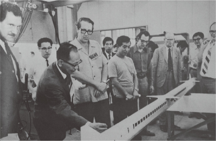名城大学に超音速滑走体の模型を見学に訪れた国際SFシンポジウム参加者一行(1970年9月1日)