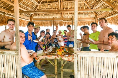 多国籍の留学生同士でで食事を共にする様子