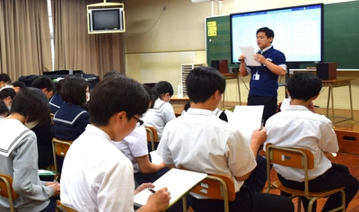 近畿大学九州短期大学の教員が飯塚第二中学校で出張講義を実施　自分にあった学び方を学習計画に生かす力を養う