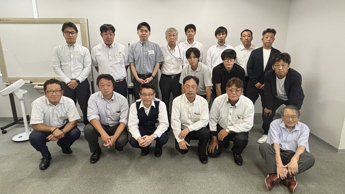 販売店のみなさまと当社社長若林(前列左から3人目)、吉田技術顧問(前列右端)