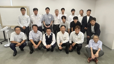 販売店のみなさまと当社社長若林（前列左から3人目）、吉田技術顧問（前列右端）