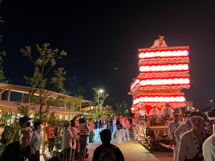 久世だんじり祭りの様子=2022年10月1日撮影(写真左の建物が「matoi」)