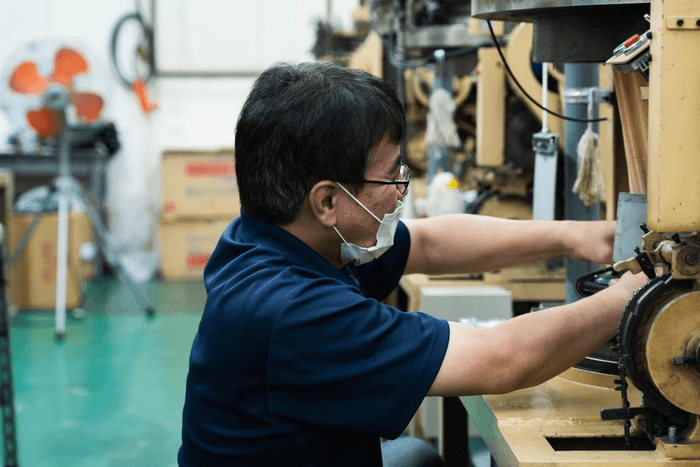 職人の手で、靴下の編み機を改造。唯一無二の鷲尾式起毛が生まれる秘密。