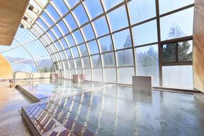 ＜温泉＞ やわらかな湯ざわりと四季折々の自然美に包まれる時間。