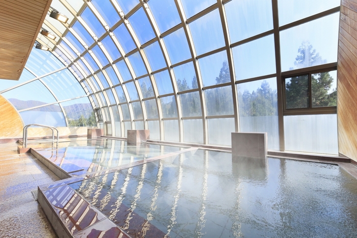 <温泉> やわらかな湯ざわりと四季折々の自然美に包まれる時間。