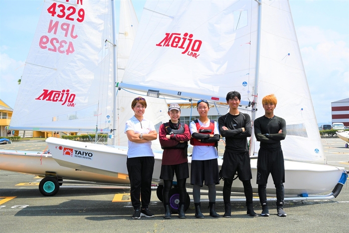 練習を終えた部員たちと森さん(蒲郡市の豊田自動織機海陽ヨットハーバーで)