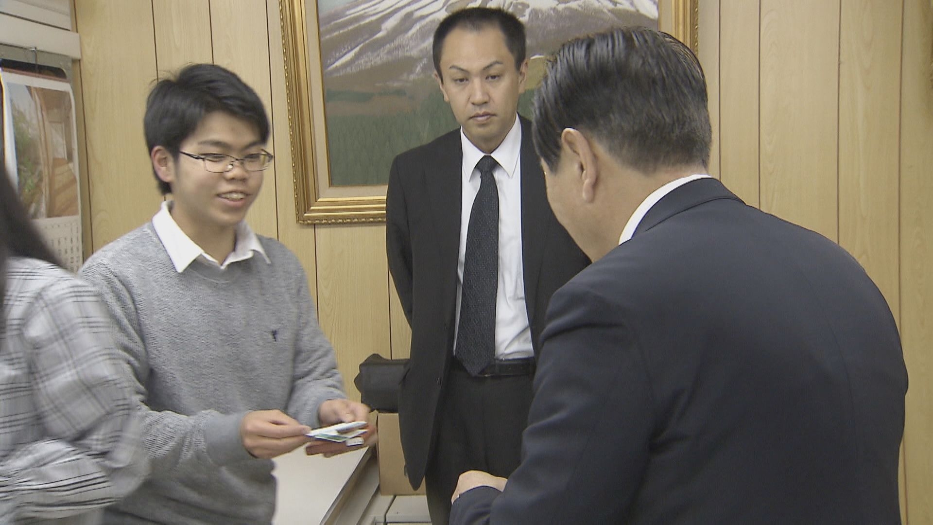 広島選出の衆院議員(右)と名刺交換をする高橋悠太さん(当時高校3年)