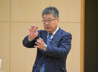 公開講座として開催された特別講演会で講演する森特任教授