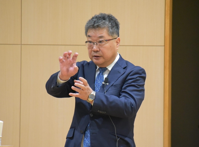 公開講座として開催された特別講演会で講演する森特任教授
