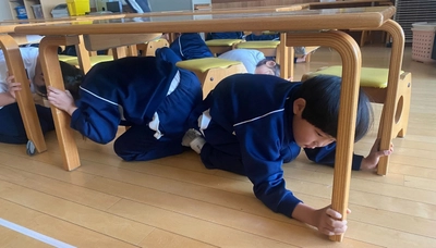 近畿大学附属幼稚園が、強い地震を想定した「地震避難訓練」を実施　緊急時に備えて身を守る行動と判断力を身につける