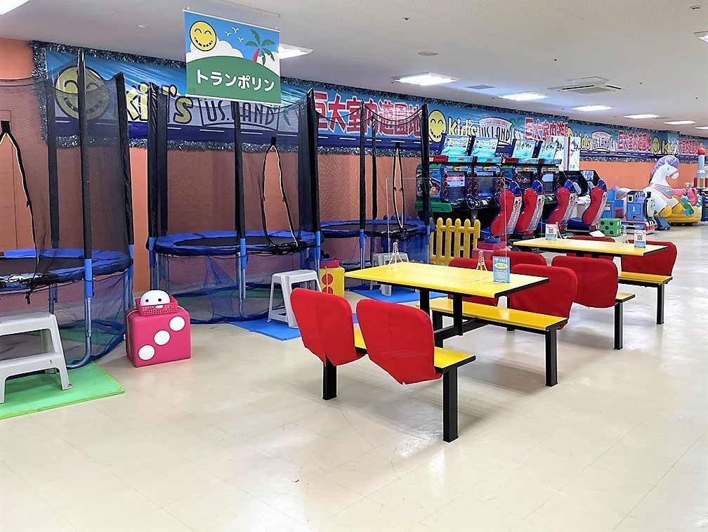 楽しいトランポリンや遊び放題の人気ゲーム機!