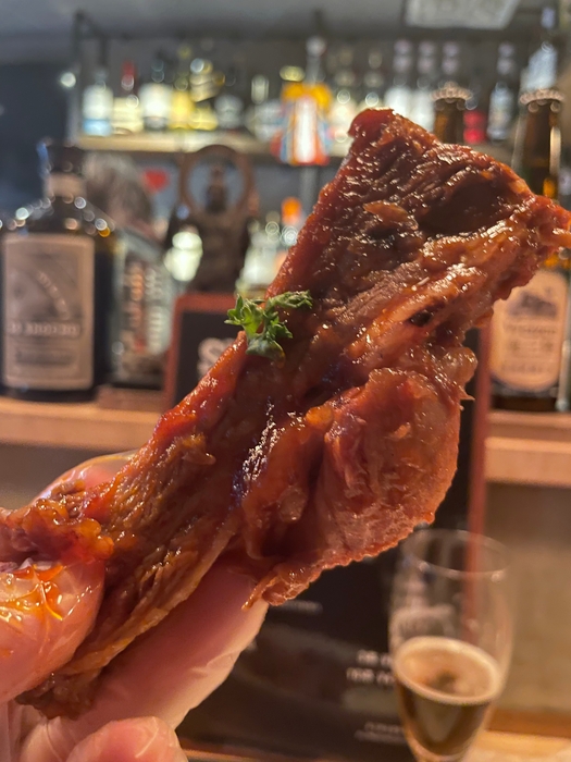 手袋をつけてガブッと!