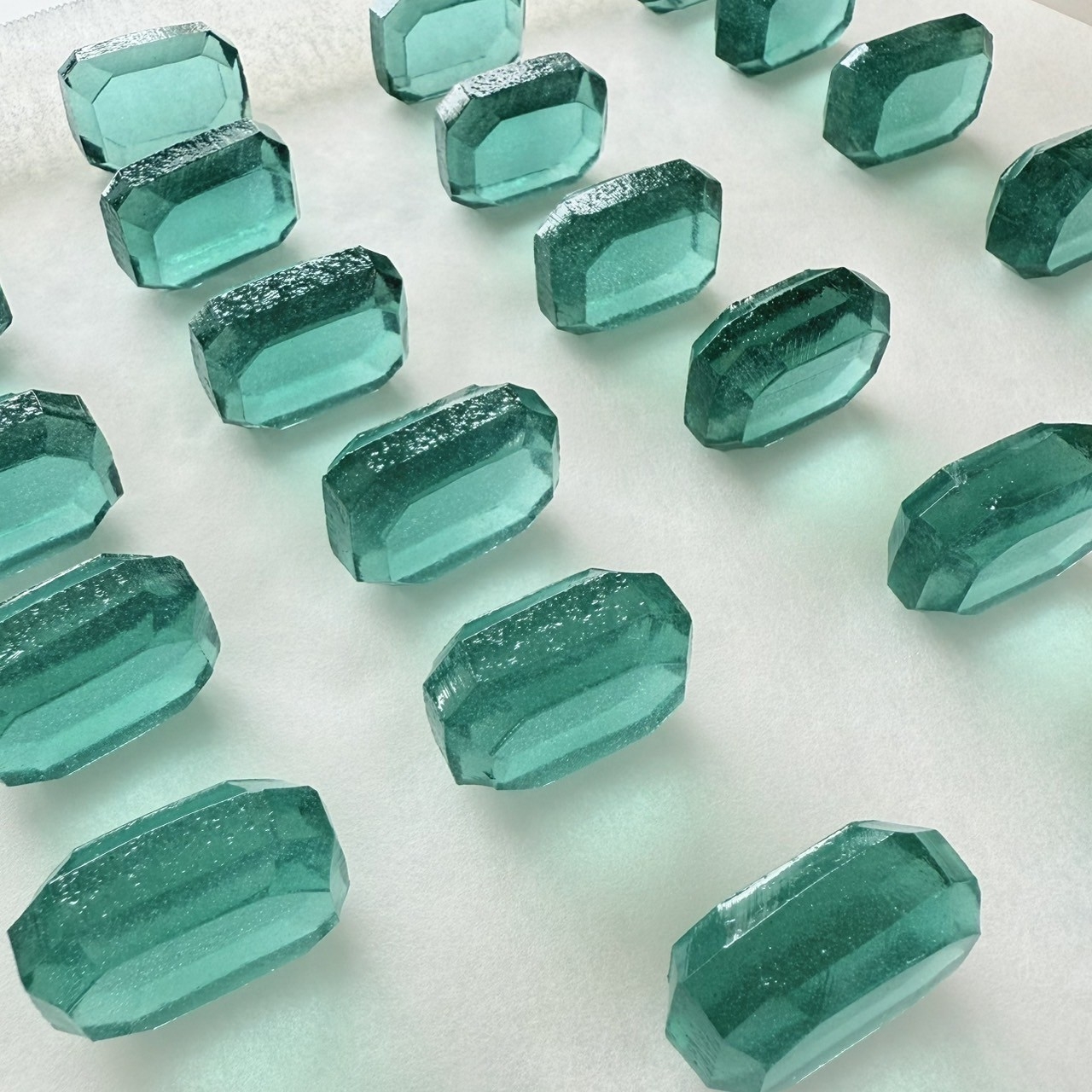 職人がひとつひとつ手作業で切り出す