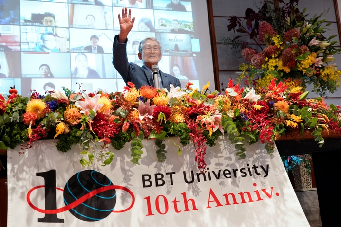 (写真3:麹町キャンパスに登場して祝辞を述べる廣瀬名誉教授)