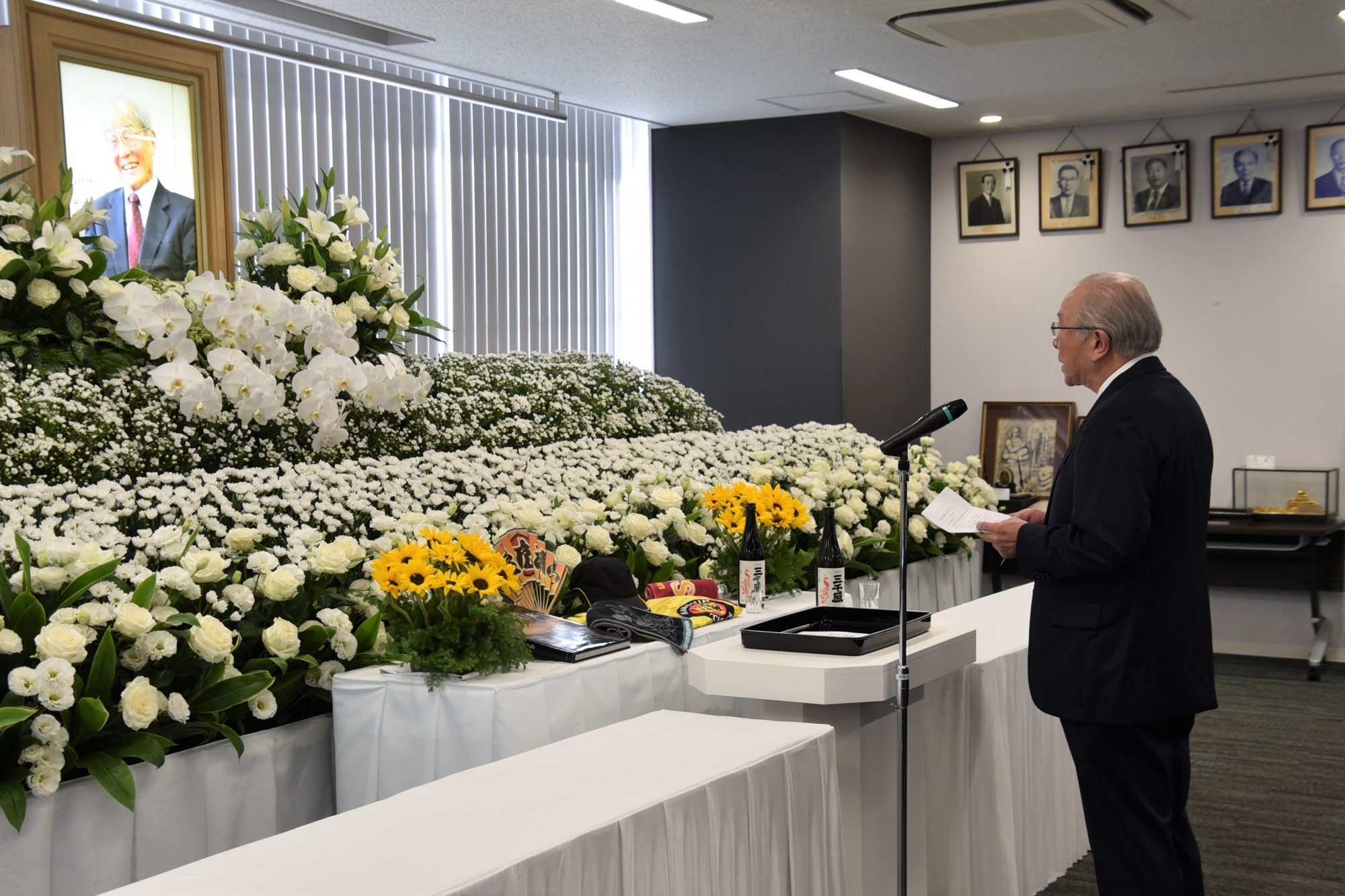 お別れの言葉を述べる神田理事