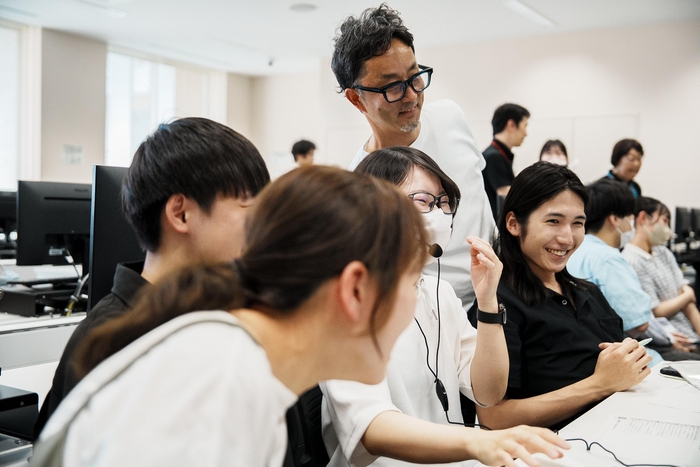 牛田准教授と学生たち