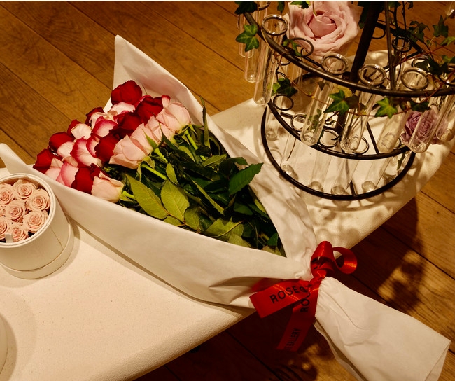 ROSE GALLERY 「母の日」のバラの花束の包装に新素材PAPTICを採用