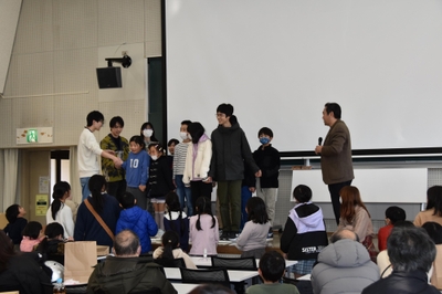 突然流れる静電気に驚く参加者