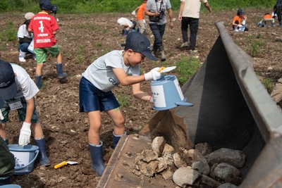 石拾いや肥料まき 循環型酪農の工程体験