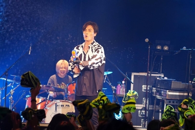 写真：源 賀津己、宮川舞子