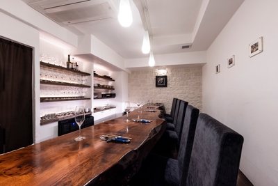 美しい一枚板のカウンターが出迎える店内