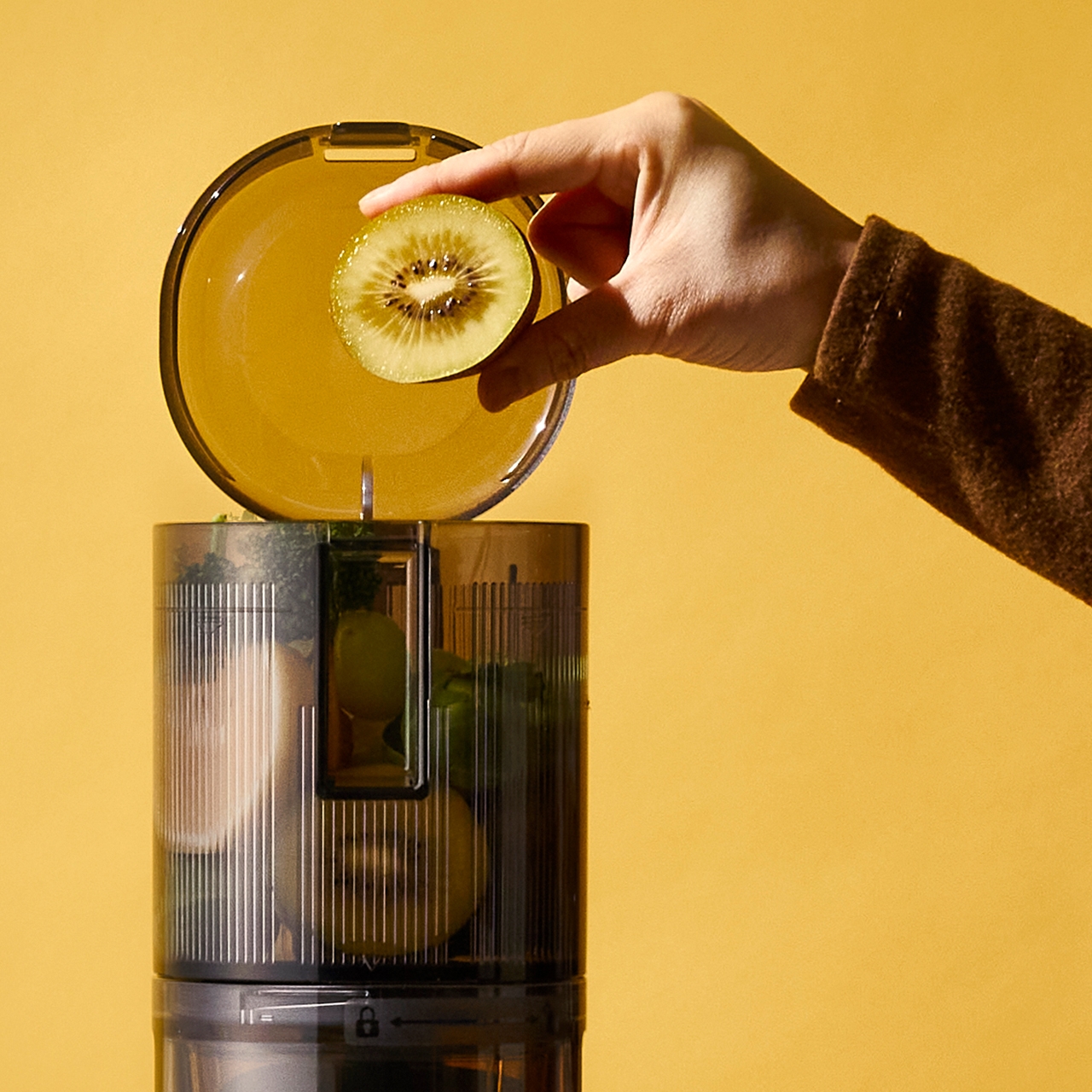 食材を細かく切る必要のないメガホッパー搭載!オートカッティングテクノロジーにより自動で搾汁、ほったらかしでジュースが完成します。