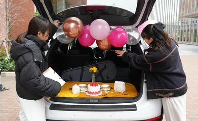 学生が車のトランクをデコる様子