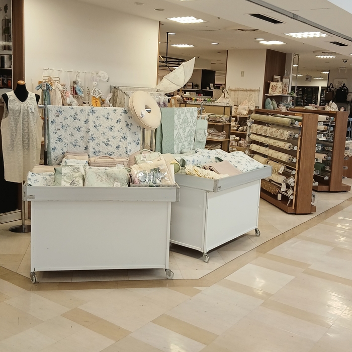 オープン記念のセールワゴンもご用意しております