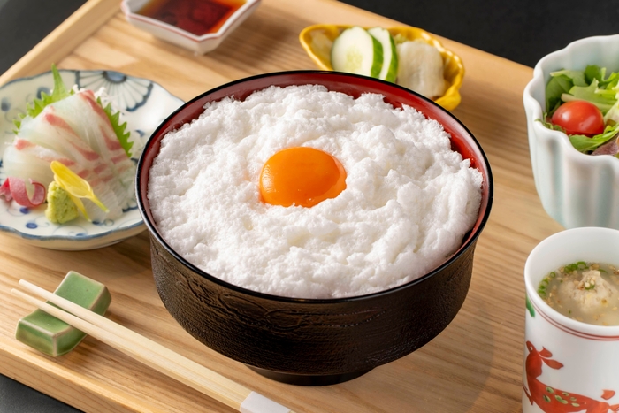 地鶏の親子丼【白】お刺身付き 1,100円(税込)