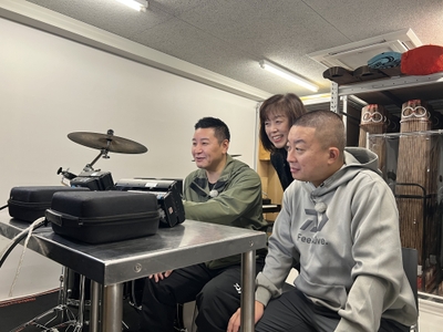 学校で生徒の様子をモニタリングする2人（左から長田庄平、松尾駿）