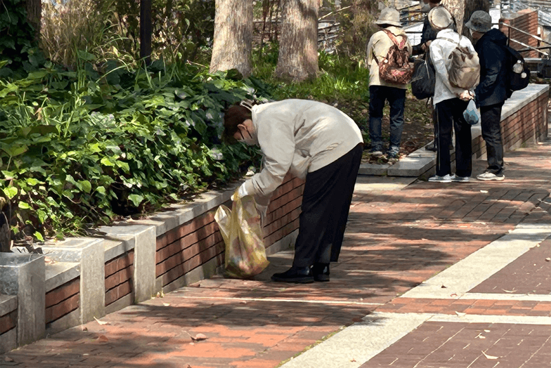 毎月第1火曜日に、多摩センター地区連絡協議会の会員事業所がペデストリアンデッキ上などの清掃活動を行っている(画像提供:多摩センター地区連絡協議会)