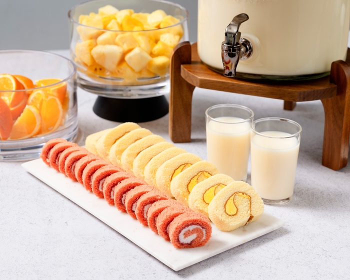 毎朝仕込む、大阪の喫茶店の定番の味、ミックスジュース。ロールケーキでもミックスジュース味を揃えました。