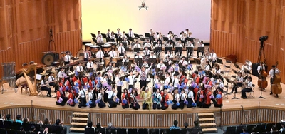 卒業生がつなぐ、大阪・関西万博でのスペシャルステージ　近畿大学吹奏楽部が「マルタ共和国パビリオン」前で演奏