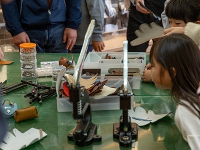 革を選び専用の打ち具を使います。