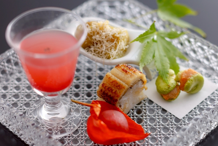 旬の素材が涼しげに器を彩る前菜［一例］