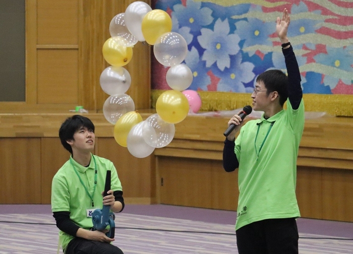 12個の風船をつないだリングをブロワーで吹き上げて回転させます